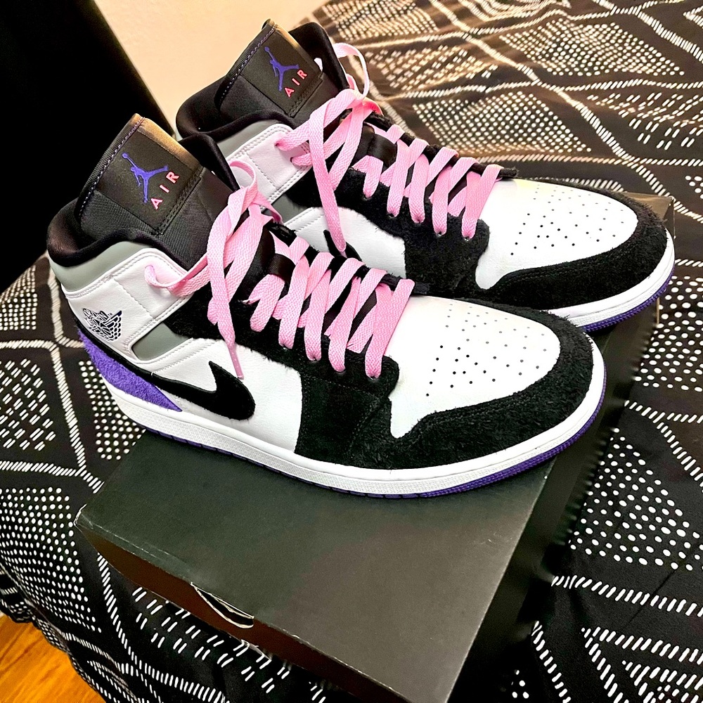 Air Jordan. AJ1 Varsity Purple MID.